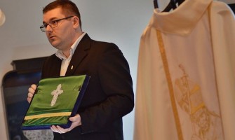 Ferenc pápának készült csipke Kiskunhalason