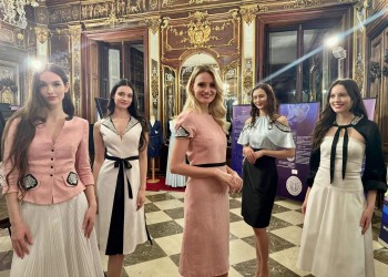 Divatbemutatóval egybekötött kiállítás a Festetics kastélyban